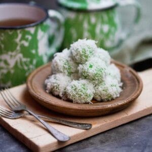 Kue Kelepon Tradisional Isi Gula Merah